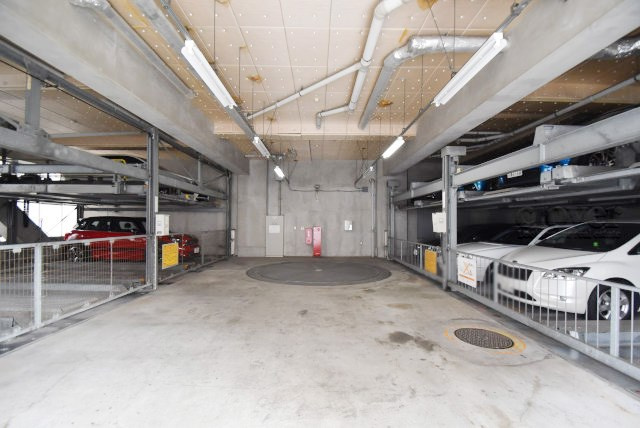 【駐車場】 | サンクタス大森ヴァッサーハウス | マンションの駐車場スペース。空きの有無や駐車料金、サイズ規定などについては、改めてお問い合わせください。～即日のご見学可能～　お問合せはお気軽にどうぞ。
