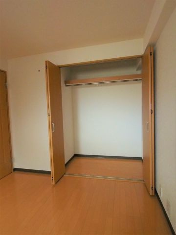 【収納】 | メゾン大美野 | 大切な衣類を収納できる大型クローゼット（開）