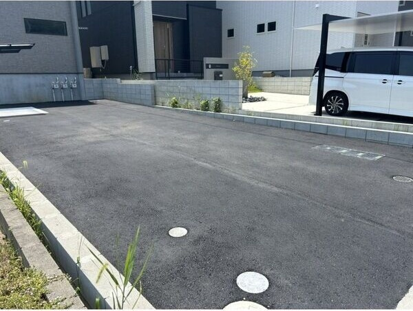 メゾンドスリー東郷春木の駐車場