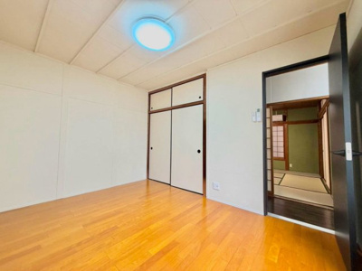 【寝室】 | 深井東町　中古一戸建 | 収納スペースがあるので、収納場所に困らず綺麗な室内をたもてますね！