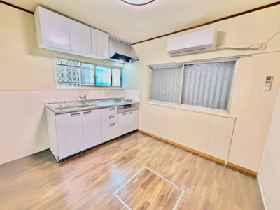 【ダイニング】 | 深井東町　中古一戸建 | スッキリとしたキッチンは使いやすい大きさです。家族の団らんの時間をお過ごしください。