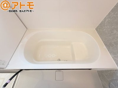 【浴室】 | 藤枝市高岡4丁目　新築戸建　全1棟 | お子様やお年寄りが使いやすいだけでなく、半身浴にも便利なベンチタイプの湯舟です。お湯の節約にも！