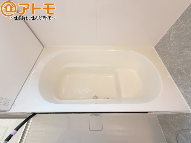 【浴室】 | 藤枝市高岡4丁目　新築戸建　全1棟 | お子様やお年寄りが使いやすいだけでなく、半身浴にも便利なベンチタイプの湯舟です。お湯の節約にも！