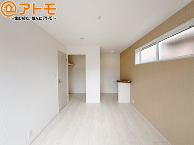 【寝室】 | 藤枝市高岡4丁目　新築戸建　全1棟 | アクセントクロスが印象的なお部屋です。お気に入りの家具に囲まれてゆったり過ごしたいですね♪