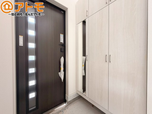 【玄関】 | 藤枝市高岡4丁目　新築戸建　全1棟 | 玄関は収納付きで使い勝手良好♪見た目もすっきり♪