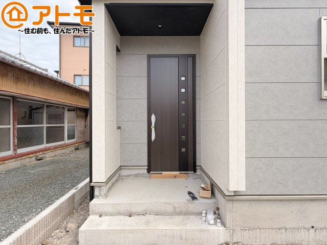【玄関】 | 藤枝市高岡4丁目　新築戸建　全1棟 | 落ち着いた色合いの玄関はダブルロックで防犯性に優れた仕様になっています♪
