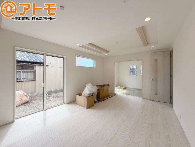 【居間・リビング】 | 藤枝市高岡4丁目　新築戸建　全1棟 | 日当たりのよいリビングは、一年を通してぽかぽかとしています。家族が自然と集まる空間になりそうですね♪