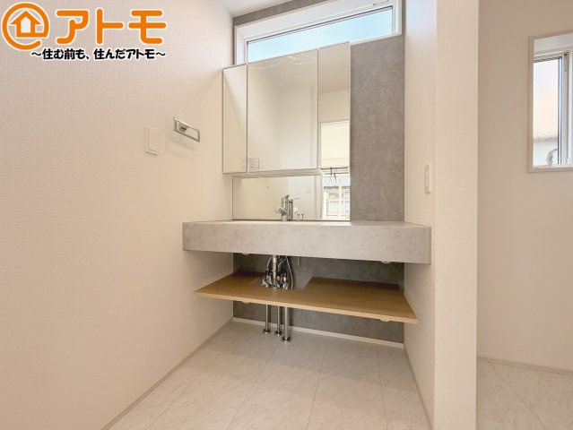 【独立洗面台】 | 藤枝市高岡4丁目　新築戸建　全1棟 | 洗面所って朝に込み合いませんか？
広々とした脱衣所、3面鏡の独立洗面台で朝の時間を少しお手伝い！