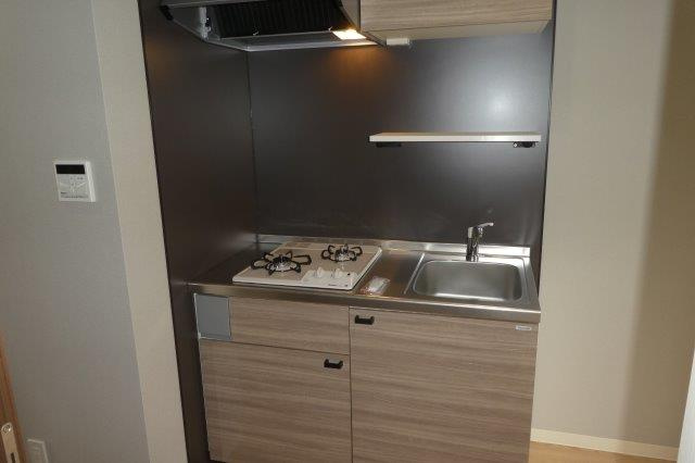 総社市総社のアパートのキッチン|2口ガスコンロ付きシステムキッチン