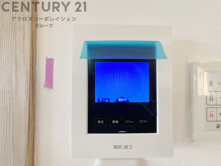訪問者が来たときにテレビ画面で確認できるため、安心してドアを開けられます。録画機能があるものもあり、留守中に来訪者を記録しておくことができます。利便性が高く、セキュリティ面でも安心です。