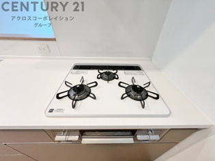 多数の調理器具を同時に使用でき、料理の効率化が可能。省エネで節約になり、様々な料理スタイルに適応できます。また、火力調整が独立しており、手入れや掃除もしやすく、今よりもっとお料理が楽しくなるかも。