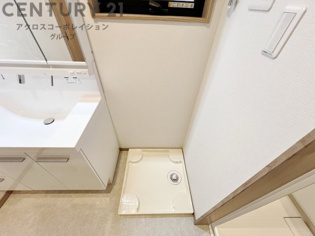 洗濯物の仕分け作業がしやすく、整理整頓が容易になります。洗濯音や湿気を他の部屋に持ち込まず、生活環境を快適に保ちます。上部を活用すれば収納スペースを確保でき洗剤や洗濯用品の整理もしやすくなります。