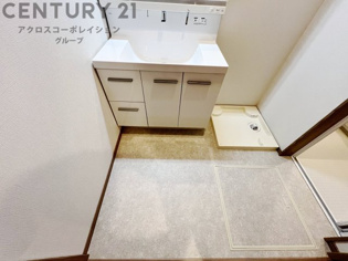 衣服の収納や脱ぎ着や整理整頓がしやすく、湿った衣類を乾燥させるスペースがありカビや臭いの発生を防ぎます。床の汚れを他の部屋に持ち込まず清潔を保つことができます。また快適な入浴環境の整備にも役立ちます。