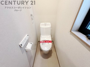 温水洗浄便座付トイレは温水洗浄機能により、暖かい水でおしりを洗浄することができ、冷たい水を使う従来の便座に比べ、温水洗浄機能で暖かいトイレを提供し、快適な使用を可能にします。