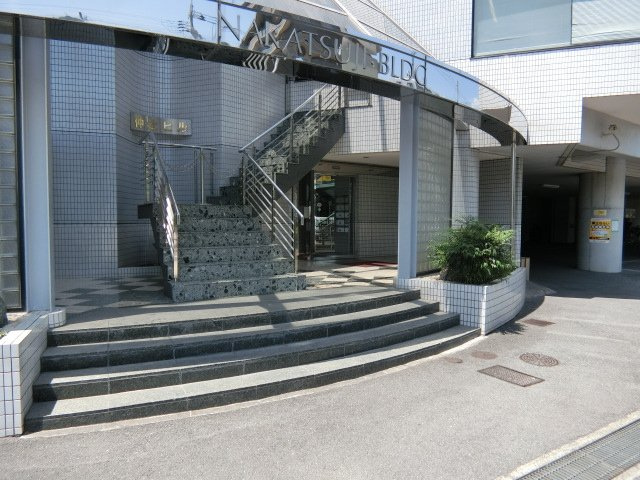 京福茨木ビルのエントランス