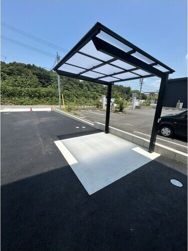 メゾンドスリー東郷春木の駐車場