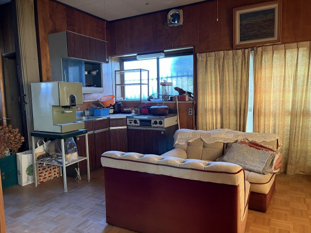 里山辺　売中古住宅の居間・リビング