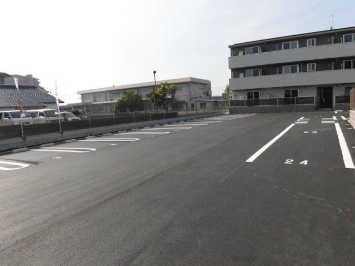 フロレゾン　B棟の駐車場