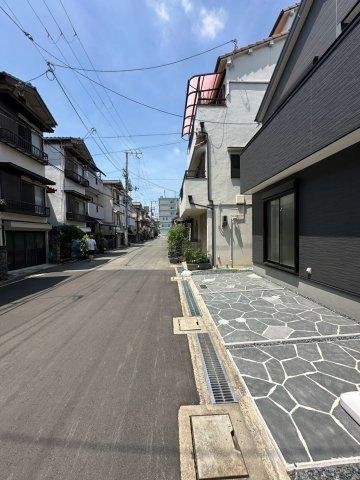 門真市島頭4丁目　1号棟の前面道路含む現地写真