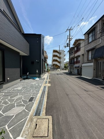 門真市島頭4丁目　1号棟の前面道路含む現地写真