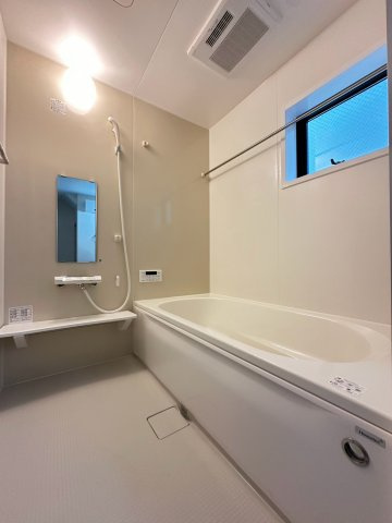 門真市島頭4丁目　1号棟の浴室|ゆったり足を延ばせる広さのある浴室です。
浴室乾燥機つき。