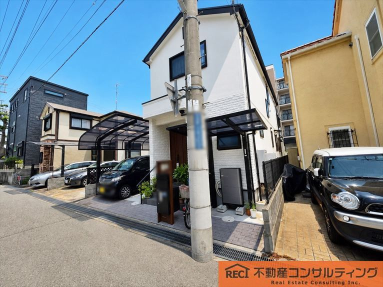 神戸市灘区記田町1丁目　中古戸建の玄関|太陽光発電＆蓄電池システム付きです