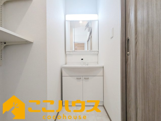 浦添市沢岻1丁目443番　新築戸建て　全5棟　D号棟の独立洗面台|独立洗面台は収納豊富な三面鏡