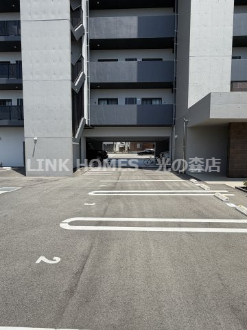 LIBTH光の森の駐車場