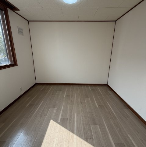 ひまわりハイツの洋室|コンパクトで使いやすい洋室です