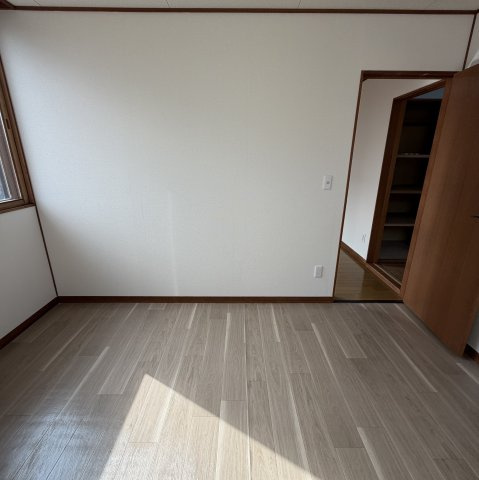ひまわりハイツの洋室|落ち着いた色調の洋室です