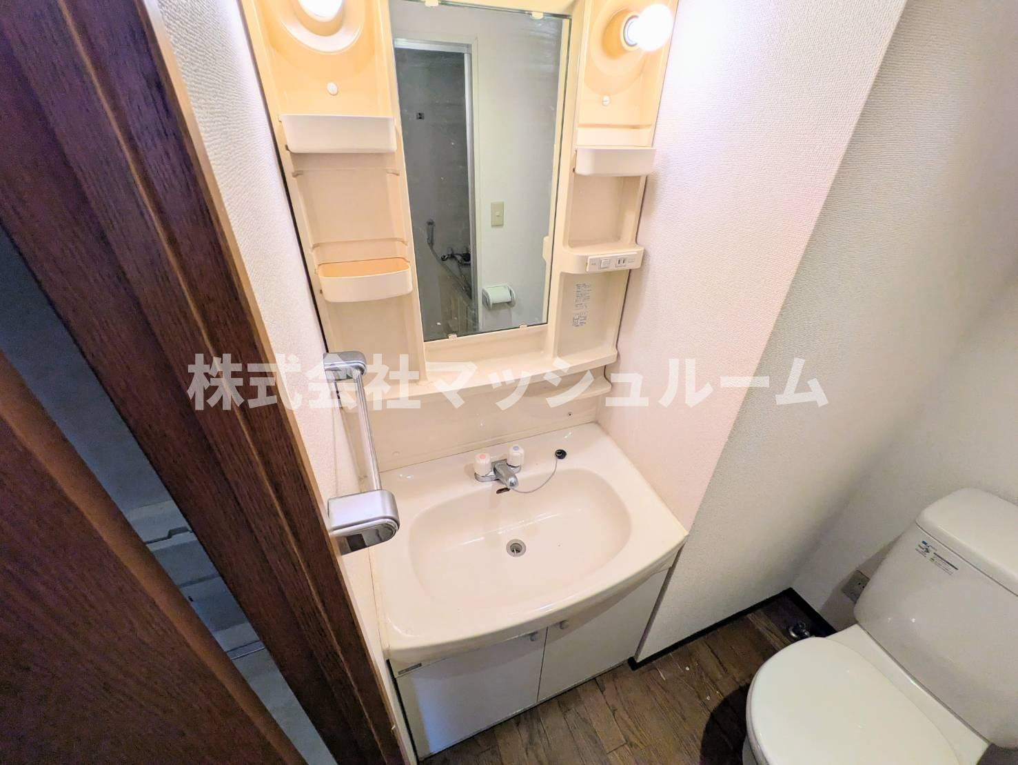 ティユール岡本の独立洗面台|クリーニング前の写真です。