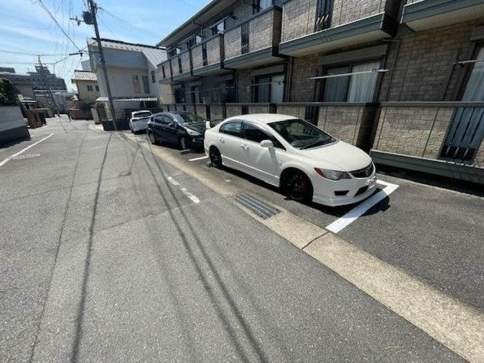 ラクア安朱の駐車場