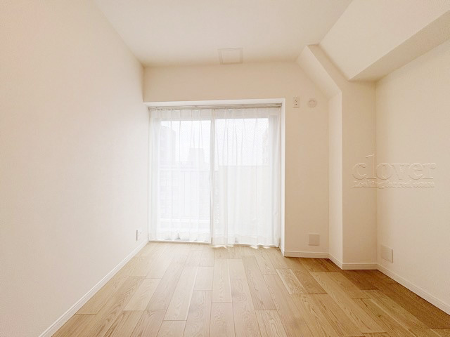 【子供部屋】 | シャンボール新中野 | 洋室3　窓から明るい光が差し込む洋室。ベッドを置いて個人居室にする場合は、多くの時間を過ごすことになる空間です。使い勝手や落ち着きを想像してください。～即日のご見学可能～　お問合せはお気軽にどうぞ。