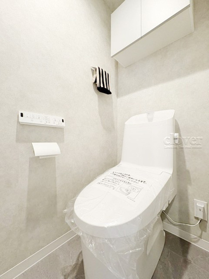 【トイレ】 | シャンボール新中野 | 温水洗浄便座付き　上部に収納を備えたトイレです。自宅の中でも最もプライベートな空間だからこそ、ほしい「落ち着き」がここにあります。～即日のご見学可能～　お問合せはお気軽にどうぞ。