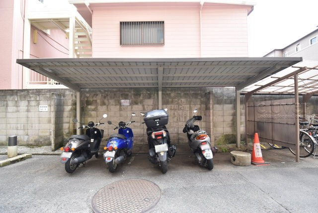 【駐車場】 | シャンボール新中野 | バイク置き場。空き区画の有無や駐輪料金、サイズおよび排気量規定などについては、改めてお問い合わせください。～即日のご見学可能～　お問合せはお気軽にどうぞ。