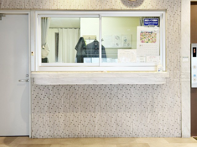 【受付】 | シャンボール新中野 | 管理人さんが勤務する管理室です。マンションに出入りする人たちを見守り、注意を払ってくれています。～即日のご見学可能～　お問合せはお気軽にどうぞ。