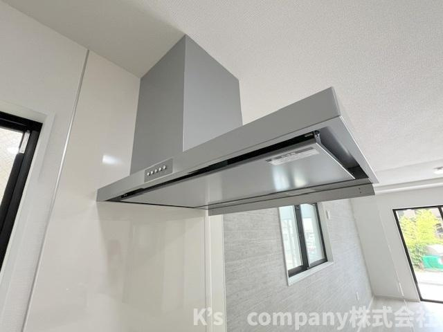 ◎茅ヶ崎市東海岸北5丁目　新築戸建　2号棟のキッチン|お手入れのしやすいスリムタイプのレンジフード◇