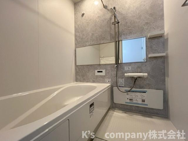 ◎茅ヶ崎市東海岸北5丁目　新築戸建　2号棟の浴室|落ち着いた印象のアクセントパネルが使用されていて、一日の疲れを癒す心地の良い空間☆