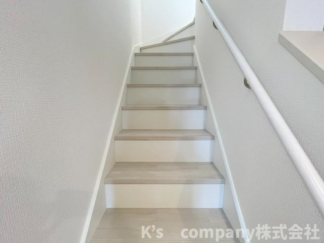 ◎茅ヶ崎市東海岸北5丁目　新築戸建　2号棟の内装|手すり付きの階段☆小さなお子様やご年配の方にも優しい仕様☆