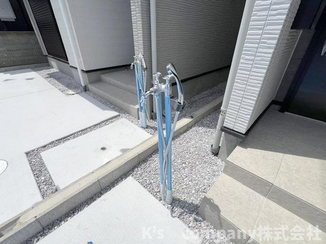 ◎茅ヶ崎市東海岸北5丁目　新築戸建　2号棟の設備|外シャワー付き◇海遊びの帰りに砂を落としてから家の中に入れます♪