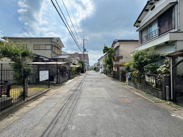 草津市上笠4丁目　建築条件無し売土地の前面道路含む現地写真|前面道路ゆったり5.9ｍ。