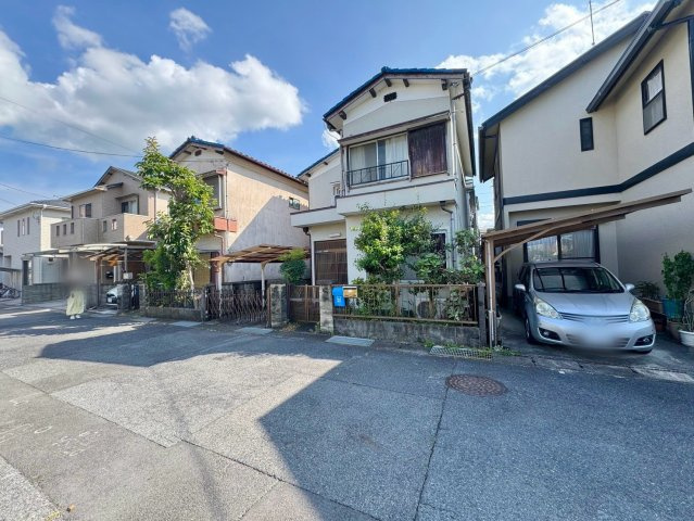 草津市上笠4丁目　建築条件無し売土地の前面道路含む現地写真|幅員約5.9mの公道に面した現地。周辺の街並みや道路の広がりも、現地見学でご確認ください。