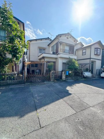草津市上笠4丁目　建築条件無し売土地の前面道路含む現地写真|道路側から敷地全体を見渡せる一枚。建築条件はなく、ハウスメーカー・工務店を自由に選べます。