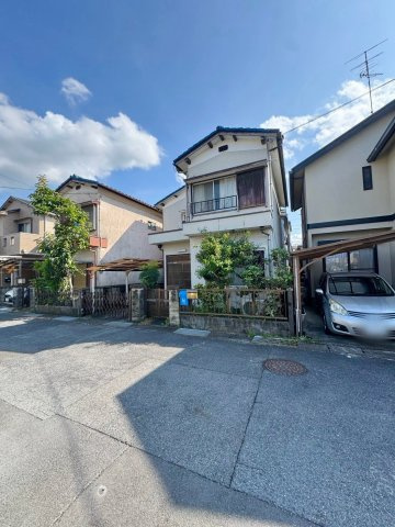 草津市上笠4丁目　建築条件無し売土地の前面道路含む現地写真|現地と周辺住宅地の雰囲気が分かるアングル。上笠停徒歩2分、買物施設も身近な住環境です。