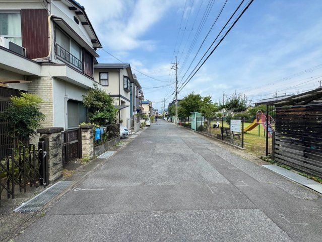 草津市上笠4丁目　建築条件無し売土地の前面道路含む現地写真|前面道路ゆったり5.9ｍ。