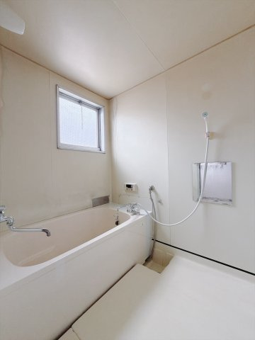 【中古戸建】行田市持田3丁目の浴室|■浴室｜大人が足を伸ばしても入れる広々浴槽ですので、肩まで浸かって体全体をしっかり温められます。窓がついておりますので、湿気で篭りがちなバスルームも換気することができます( ＾＾ )
