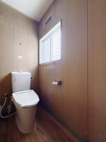 【中古戸建】行田市持田3丁目のトイレ|■トイレ｜自然光が入る落ち着いた空間です。ついつい長居してしまいますね♪