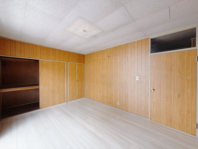 【中古戸建】行田市持田3丁目の洋室|■洋室｜ナチュラルカラーの床です。模様替えなどとても楽しく工夫できます♪陽当たり、風通しもとても良いので毎日快適な生活スタートです！