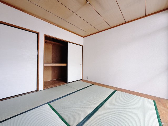 【中古戸建】行田市持田3丁目の和室|■和室｜扉付きの和室なのでプライベートな空間にもなります。ご両親がお泊りになっても、ぬくもりを感じられる和室でゆっくりとお寛ぎいただけます♪