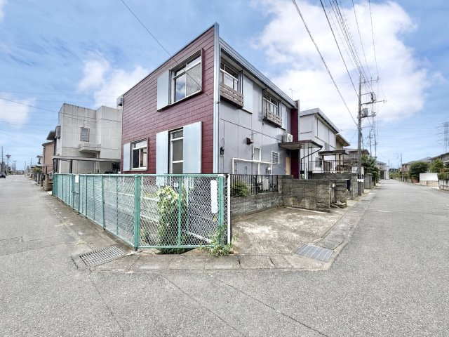 【中古戸建】行田市持田3丁目の外観|■外観｜角地に位置しているため開放感があり、日当たりや風通しも良好で、快適な生活環境が整っています♪